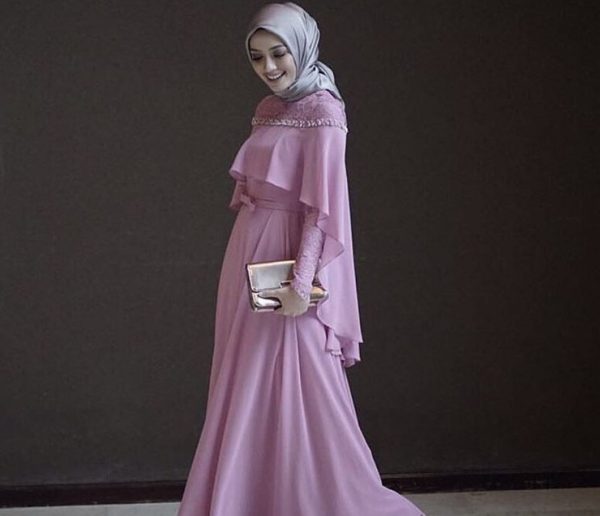 Model Gamis Brokat Kombinasi Satin Modern Cape Aksen Mutiara Baby Pink