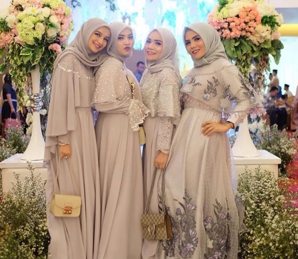Model Gamis Brokat Kombinasi Satin Modern Cape Aksen Mutiara Silver