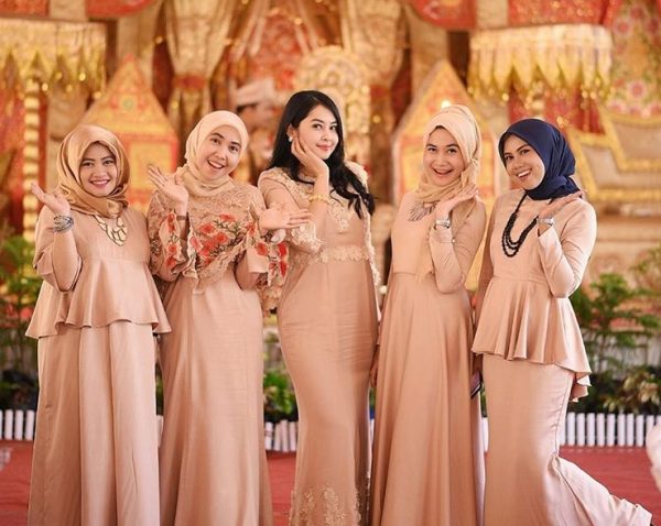 Model Gamis Brokat Kombinasi Satin Modern Cape Soft Peach