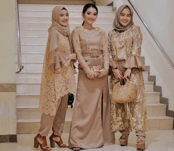Model Gamis Brokat Kombinasi Satin Modern Coklat Nude