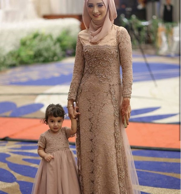 Model Gamis Brokat Kombinasi Satin Modern Cream Nude