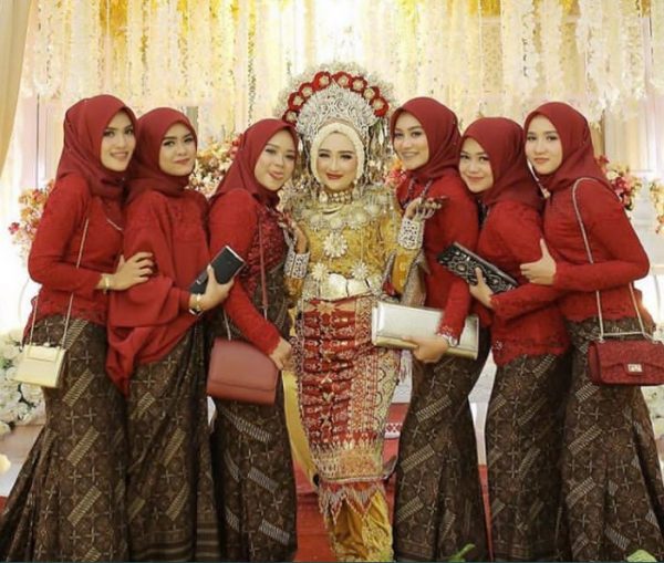 Model Gamis Brokat Kombinasi Satin Modern Merah