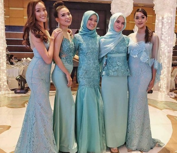 Model Gamis Brokat Kombinasi Satin Modern Soft Blue