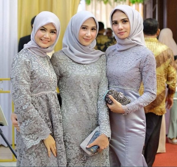 Model Gamis Brokat Kombinasi Satin Polos Abu Muda