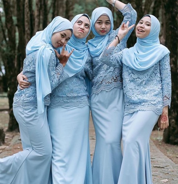 Model Gamis Brokat Kombinasi Satin Polos Biru Muda