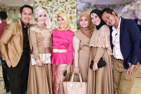Model Gamis Brokat Kombinasi Satin Polos Cape Cream