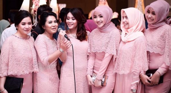 Model Gamis Brokat Kombinasi Satin Polos Cape Pink