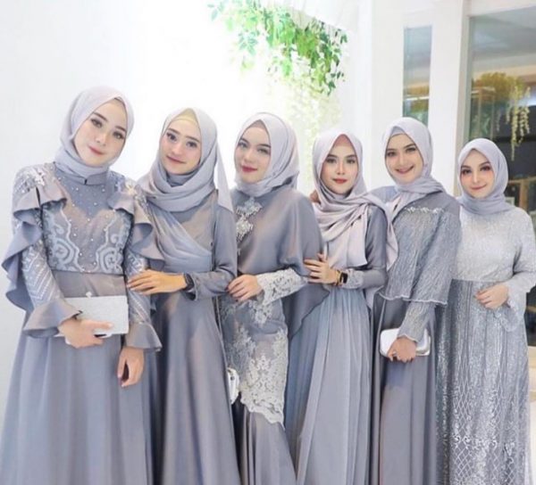 Model Gamis Brokat Kombinasi Satin Polos Grey