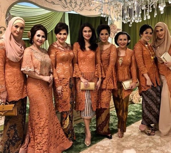 Model Gamis Brokat Kombinasi Satin Polos Kuning Kunyit
