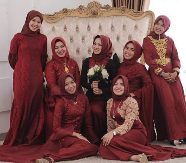 Model Gamis Brokat Kombinasi Satin Polos Maroon