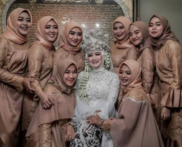 Model Gamis Brokat Kombinasi Satin Polos Milo