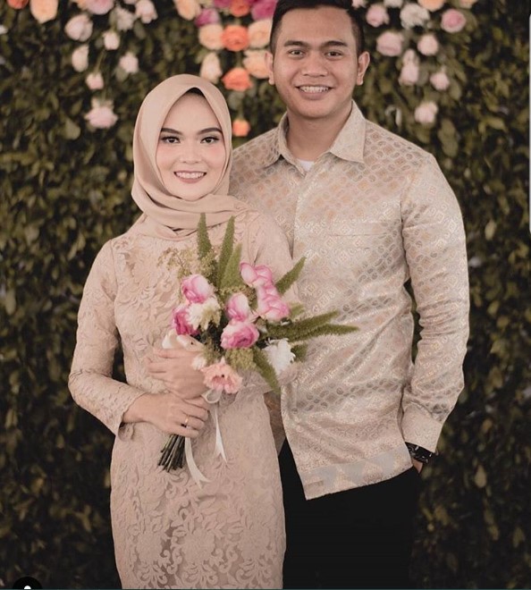 Model Gamis Brokat Kombinasi Satin Polos Nude Cream