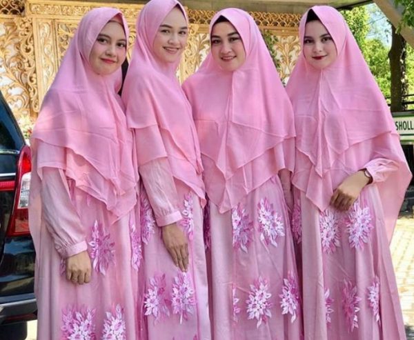 Model Gamis Brokat Kombinasi Satin Polos Pink