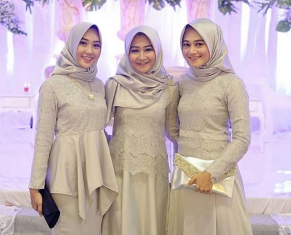 Model Gamis Brokat Kombinasi Satin Polos Silver