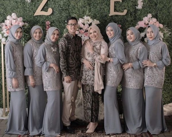 Model Gamis Brokat Kombinasi Satin Polos Simple Abu-abu