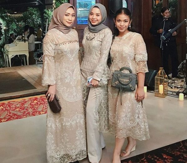 Model Gamis Brokat Kombinasi Satin Polos Soft White