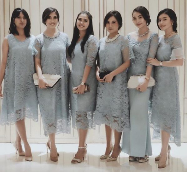 Model Gamis Brokat Kombinasi Satin Polos Tosca