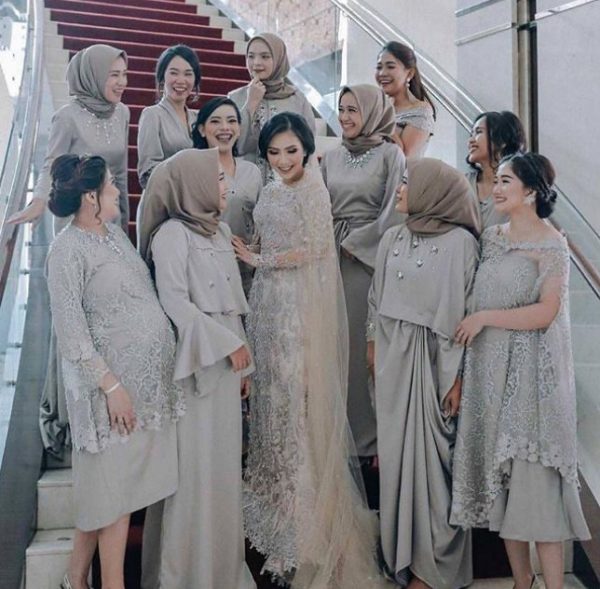 Model Gamis Brokat Kombinasi Satin Simpel Modern Grey