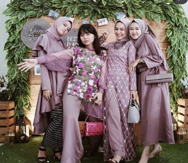 Model Gamis Brokat Kombinasi Satin Simple Modern Dusty Ungu