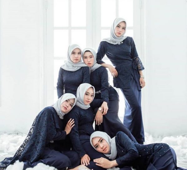 Model Gamis Brokat Kombinasi Satin Simple Modern Navy