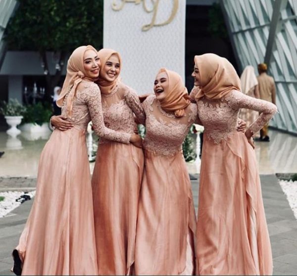 Model Gamis Brokat Kombinasi Satin Simple Modern Peach