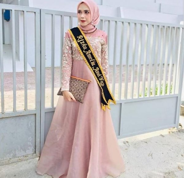 Model Gamis Brokat Kombinasi Satin Simple Modern Soft Pink