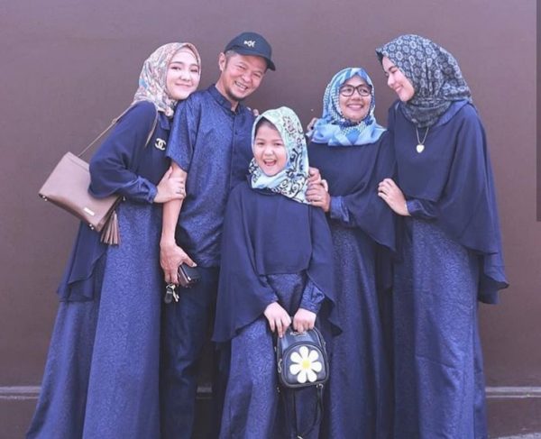 Model Gamis Brokat Kombinasi Satin Simple Modern Warna Navy