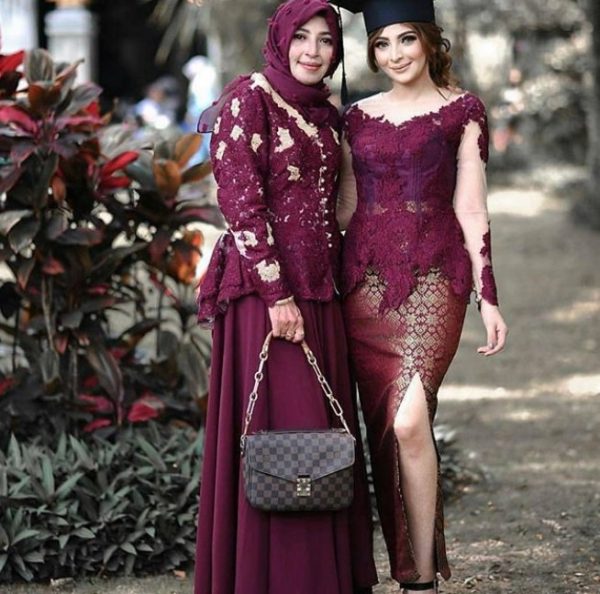 Model Gamis Brokat Kombinasi Satin untuk Orang Gemuk Maroon