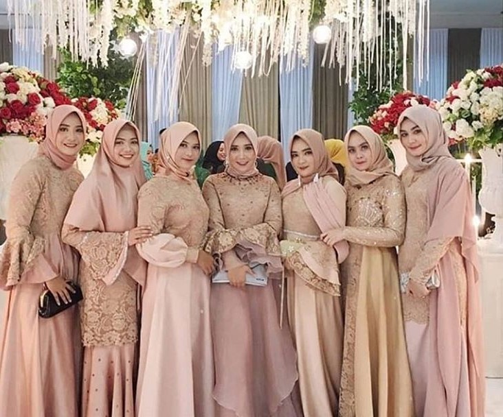 Model Gamis Brokat Pesta Cream