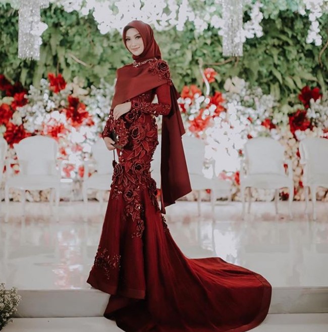 Model Gamis Brokat Pesta Maroon