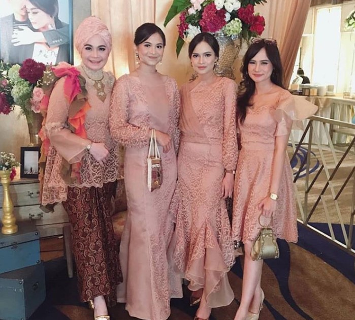 Model Gamis Brokat Pesta Peach Tua