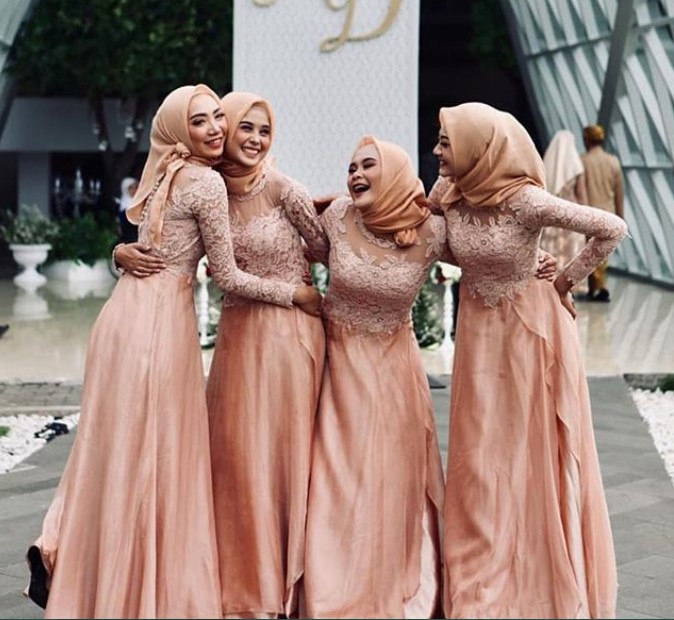 Model Gamis Brokat Pesta Peach