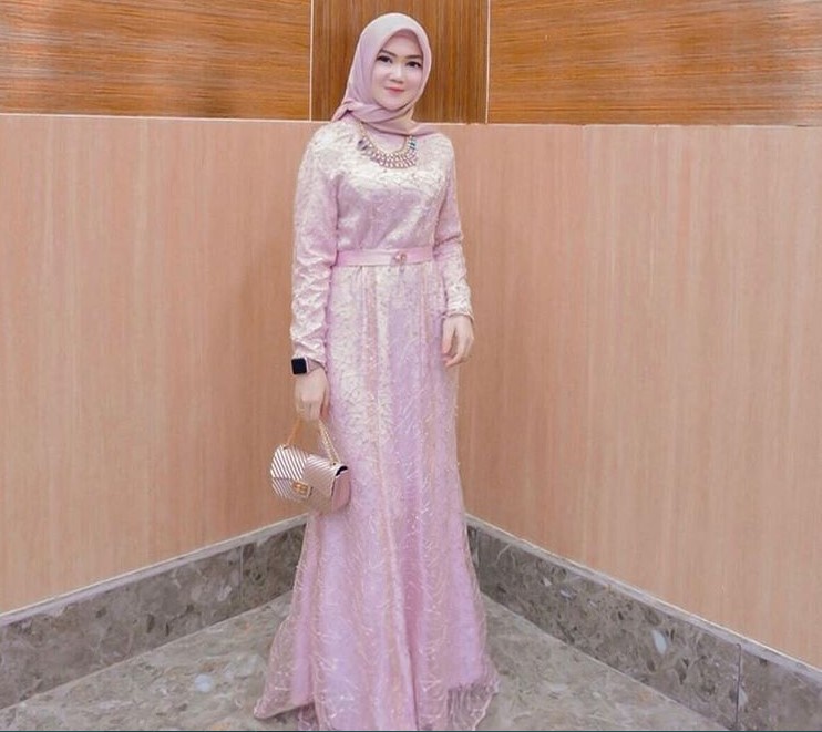 Model Gamis Brokat Pesta Pink Pastel