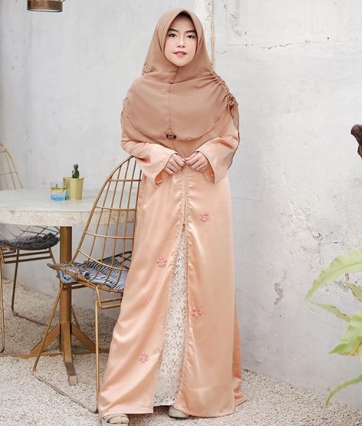 Model Gamis Katun Jepang Kombinasi Terbaru Brokat Nude Cream