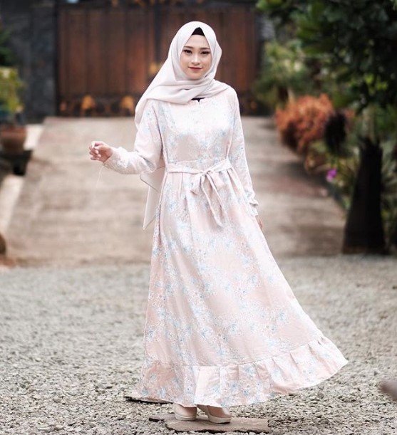Model Gamis Katun Motif Bunga Modern Ikat Pinggang Soft Peach