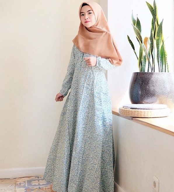 Model Gamis Katun Motif Bunga Modern Kancing Depan Soft Blue