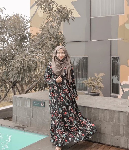 Model Gamis Katun Motif Bunga Modern Simpel Hitam