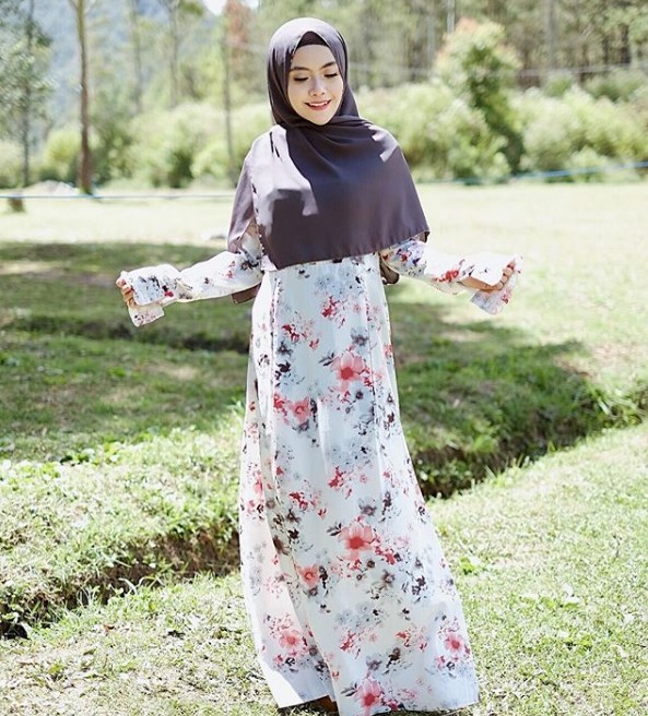 Model Gamis Katun Motif Bunga Modern Warna Putih Merah