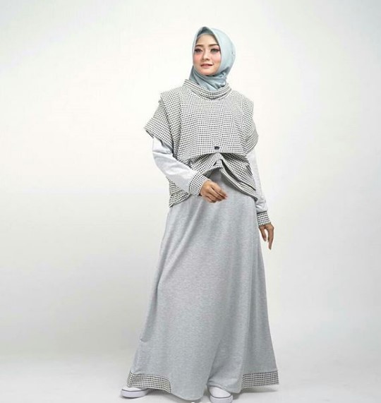 Model Gamis Modern untuk Anak Muda Remaja Kekinian Casual Abu Muda