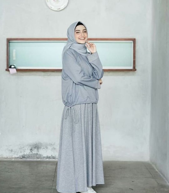 Model Gamis Modern untuk Anak Muda Remaja Kekinian Kerut Bawah Abu Muda