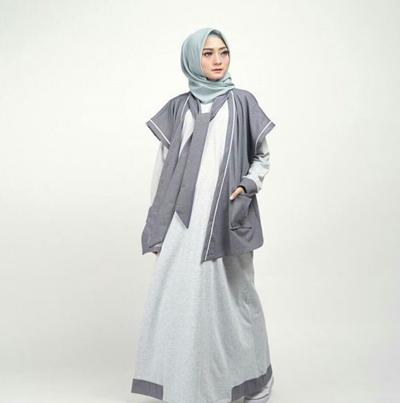 Model Gamis Modern untuk Anak Muda Remaja Kekinian Outer Pita Leher Abu Putih
