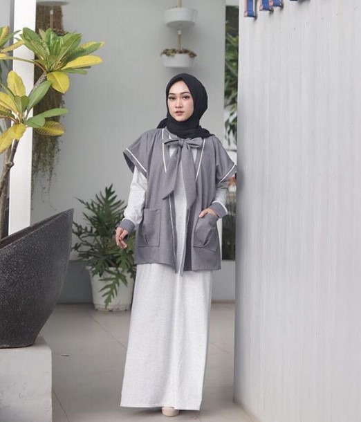 Model Gamis Modern untuk Anak Muda Remaja Kekinian Pita Leher Kantong Abu Putih