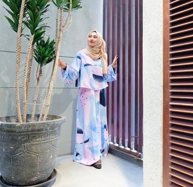 Model Gamis Motif Bunga Besar Terbaru Soft Blue Navy