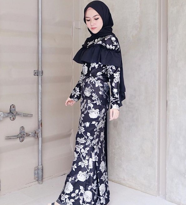 Model Gamis Motif Bunga Besar Terbaru Warna Hitam Putih