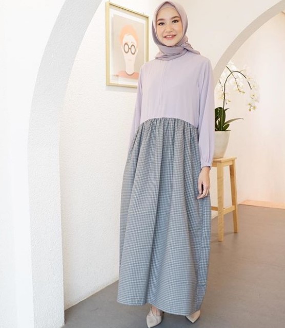 Model Gamis Muslimah Untuk Remaja Kekinian Soft Purple Grey
