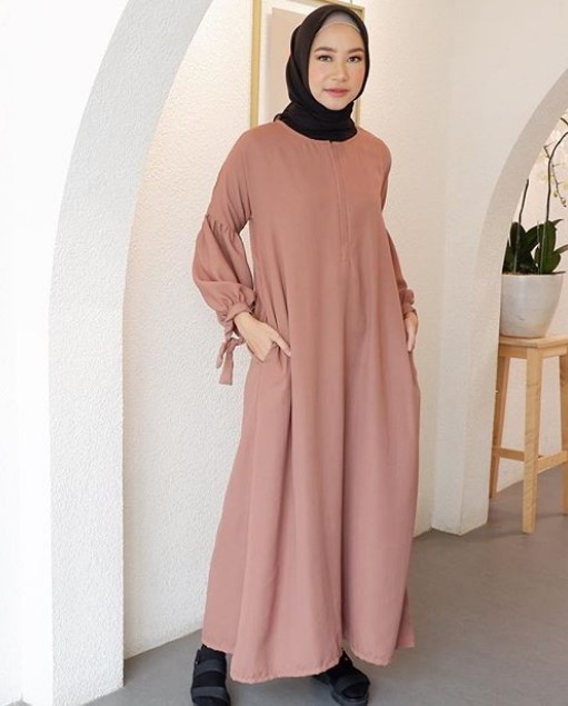 Model Gamis Muslimah Untuk Remaja Kekinian Tali Lengan Kantong Brownie