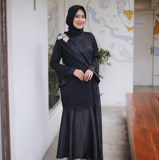 Model Gamis Pesta Brokat Mewah Terbaru Rok Duyung Selendang Hitam