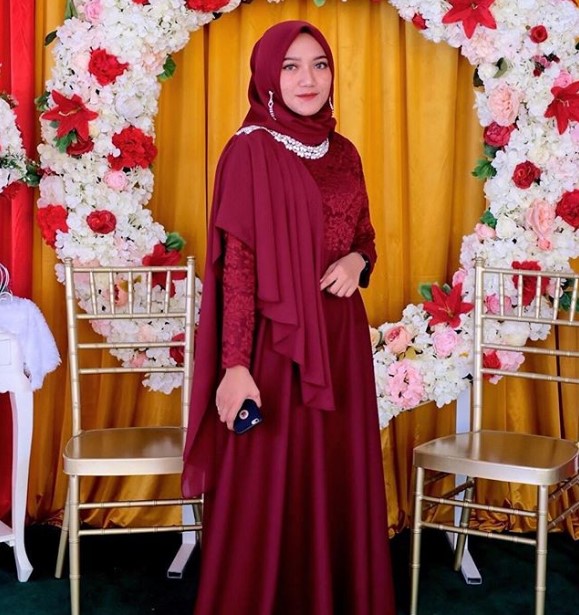 Model Gamis Pesta Brokat Mewah Terbaru Selendang Maroon