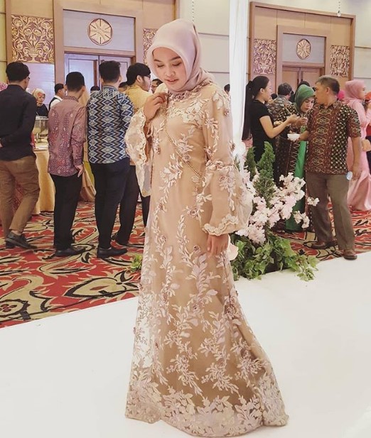 Model Gamis Pesta Brokat Mewah Terbaru Soft Gold