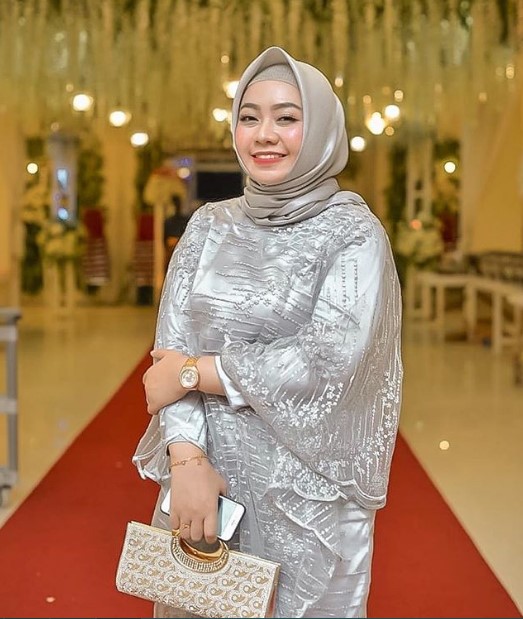 Model Gamis Pesta Brokat Mewah Terbaru Soft Silver